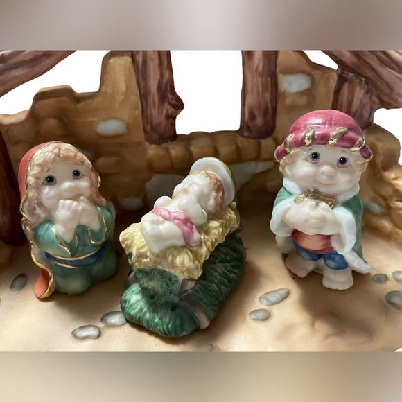Vintage Dreamsicles Collection Porcelain Nativity 7 Pc. set 18kt Gold Accents - Picture 3 of 7